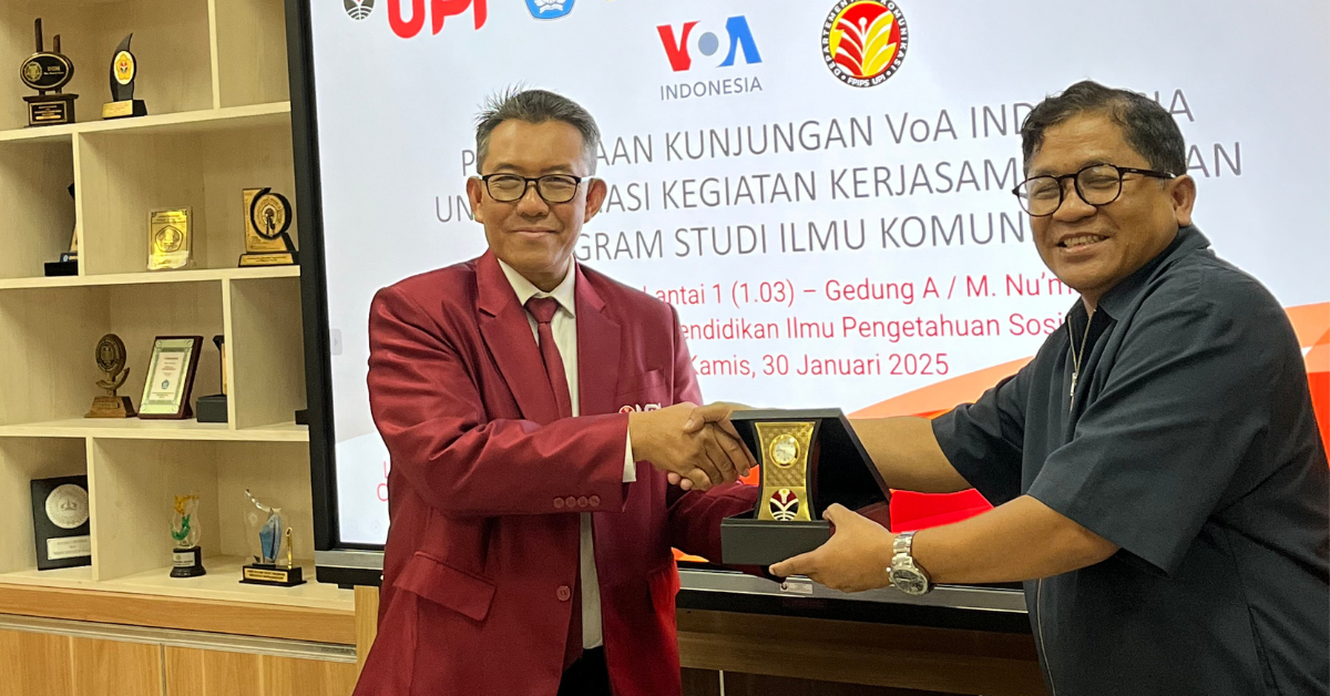 Handover of Souvenirs between Prof. Dr. Cecep Darmawan, S.H., S.I.P., S.A.P., S.Pd., M.Si., M.H., CPM., Dean of FPIPS UPI, and Agus Sunarto, Director of VoA Indonesia Jakarta Office.