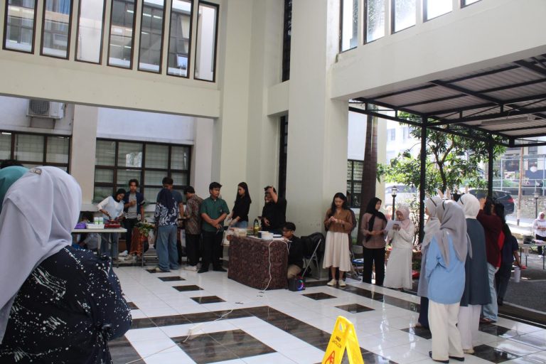 Mahasiswa Prodi Pendidikan Sejarah FPIPS UPI Angkatan 2024 melaksanakan Expo Mata Kuliah Kewirausahaan Berbasis Kuliner dan Jasa
