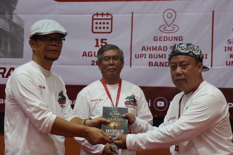 Peluncuran Buku Kiprah Alumni Warnai Temu Akbar Alumni PKn UPI